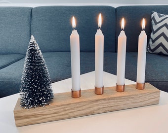 Moderne minimalistische adventskrans van eikenhout en koper plus witte tafelkaars en mini-sparkaarshouder van hout