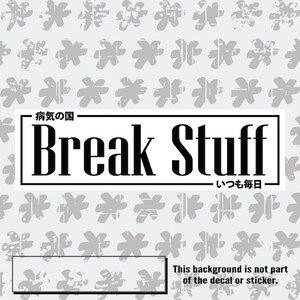 Pode incluir: Adesivo preto e branco com o texto "Break Stuff" e o texto japonês "いつも毎日" (sempre todos os dias) em um retângulo branco com borda preta. O adesivo tem um aspecto desgastado e é colocado sobre um fundo cinza com um padrão repetitivo de estrelas cinzas.