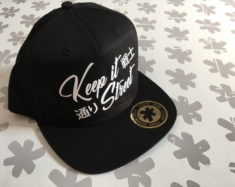 Cappellino snapback a 5 pannelli Keep It Street per tutti gli appassionati di auto giapponesi
