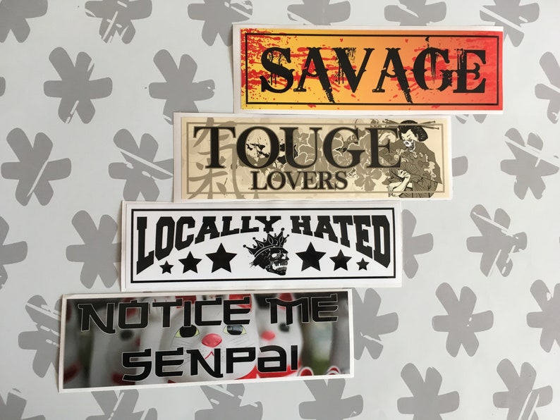 Op de afbeelding: Vier stickers met verschillende ontwerpen. De bovenste sticker is oranje en geel met het woord "SAVAGE" in het zwart. De tweede sticker is beige met zwarte tekst die "TOUGE LOVERS" zegt en een zwart-witte illustratie van een persoon. De derde sticker is wit met zwarte tekst die "LOCALLY HATRED" zegt en drie zwarte sterren. De onderste sticker is wit met zwarte tekst die "NOTICE ME SENPAI" zegt en een afbeelding van een kat.