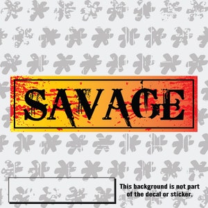 Op de afbeelding: Een gele en oranje sticker met een rood splatter-effect. De sticker heeft het woord "SAVAGE" in zwarte letters. De achtergrond is een grijs patroon van gestileerde sterren.