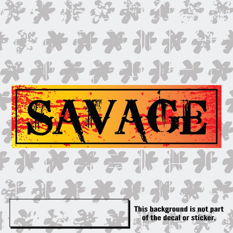 Op de afbeelding: Een gele en oranje sticker met een rood splatter-effect. De sticker heeft het woord "SAVAGE" in zwarte letters. De achtergrond is een grijs patroon van gestileerde sterren.