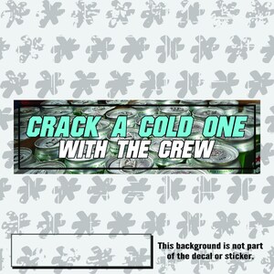 Peut inclure: Un autocollant avec un motif de groupe de canettes en aluminium avec le texte "CRACK A COLD ONE WITH THE CREW" en lettres turquoise et noires.
