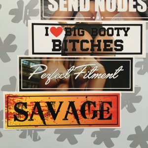 Op de afbeelding: Vier stickers met verschillende ontwerpen. De bovenste sticker is wit met zwarte tekst die "I &hearts; BIG BOOTY BITCHES" zegt. De tweede sticker is zwart met witte tekst die "Perfect Fitment" zegt. De derde sticker is oranje en geel met zwarte tekst die "SAVAGE" zegt.