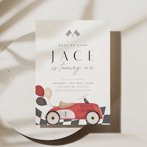 Invitación de cumpleaños con auto de carreras rojo clásico (plantilla digital)