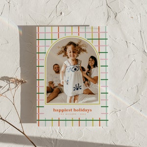 Plantilla de tarjeta fotográfica de Navidad, tarjeta navideña con imagen, plantilla de tarjeta navideña colorida a cuadros moderna, descarga de Corjl digital imprimible