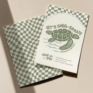Può includere: Un invito a scacchi verdi e bianchi con una grafica di tartaruga verde e il testo "Let's Shell-Ebrate" e "Hudson's 6th Birthday".
