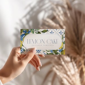 Plantilla de tarjeta de carpa de comida para baby shower con limón / Etiqueta de buffet con azulejos italianos editable / Letrero de comida azul y amarillo imprimible / Tarjeta de lugar con limón