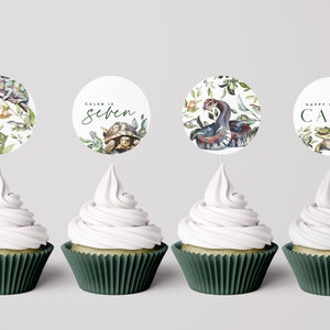 Könnte beinhalten: Vier grüne und weiße Cupcake-Topper mit Dschungel-Motiv. Die Topper zeigen ein Chamäleon, eine Schildkröte, eine Schlange und einen Alligator. Der Text auf den Toppern lautet "Caleb ist sieben" und "Alles Gute zum Geburtstag Caleb".