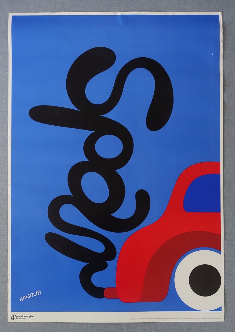May include: A red car with a black exhaust pipe that is shaped like the word "whoops" on a blue background. The text "Spar p&aring; energien" is at the bottom of the poster.
