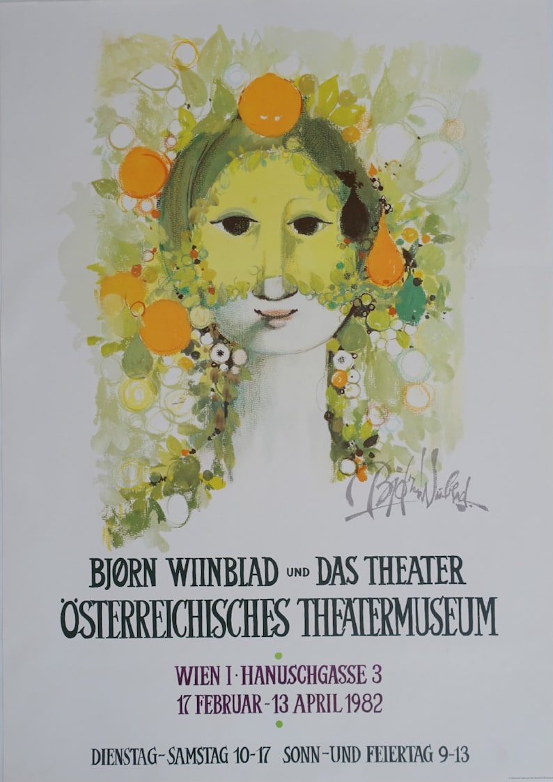 Op de afbeelding: Een vintage poster die reclame maakt voor een toneelstuk van Bjorn Wiinblad in het Oostenrijkse Theatermuseum in Wenen. De poster toont een kleurrijke illustratie van een vrouwenhoofd, omringd door bloemen en fruit.