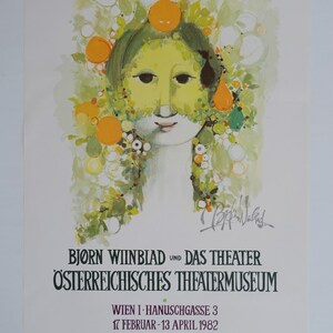 Op de afbeelding: Een poster die reclame maakt voor een toneelstuk van Bj&oslash;rn Wiinblad in het Oostenrijkse Theatermuseum in Wenen. De poster toont een kleurrijke illustratie van een vrouwenhoofd, omringd door bloemen en fruit.