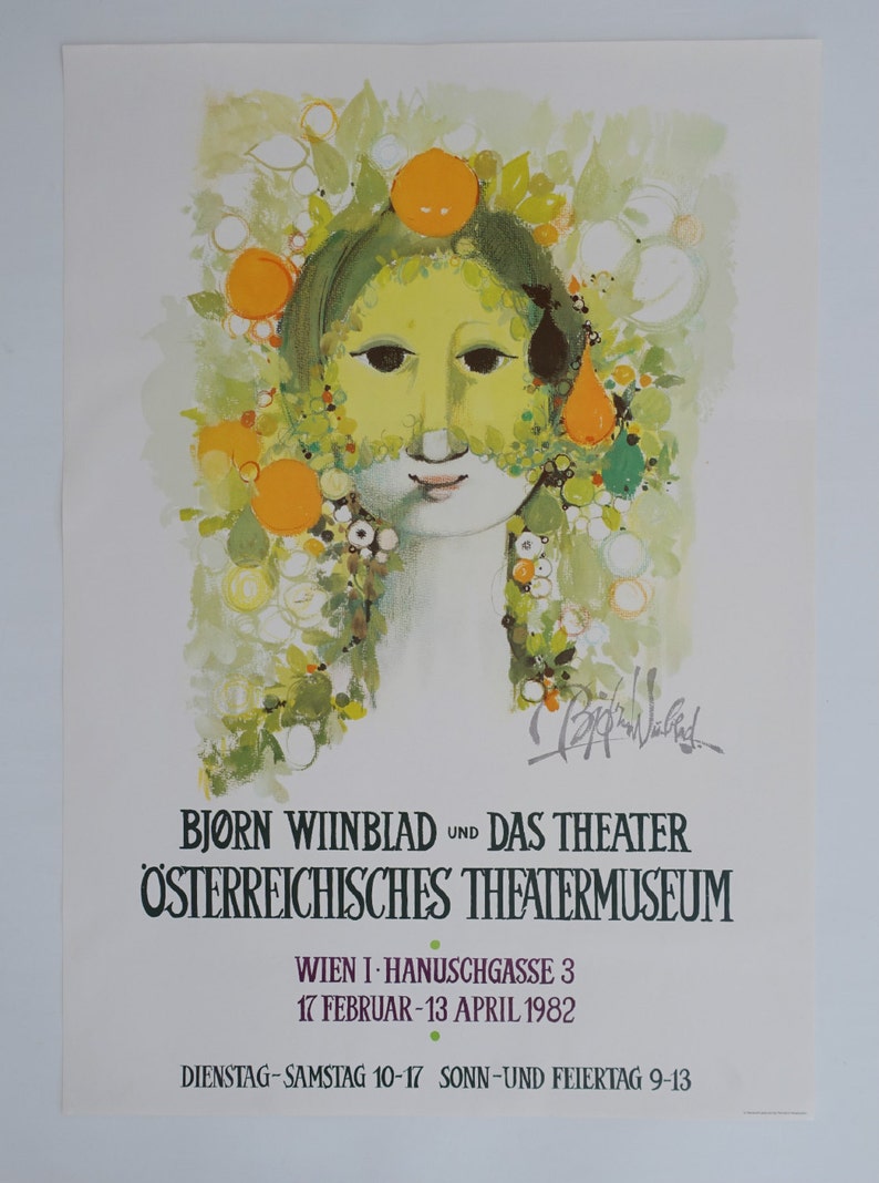 Op de afbeelding: Een poster die reclame maakt voor een toneelstuk van Bj&oslash;rn Wiinblad in het Oostenrijkse Theatermuseum in Wenen. De poster toont een kleurrijke illustratie van een vrouwenhoofd, omringd door bloemen en fruit.
