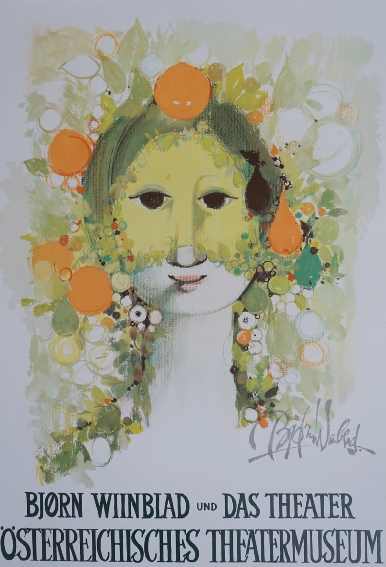 Op de afbeelding: Een vintage poster met een kleurrijke illustratie van een vrouwengezicht omringd door groene bladeren, bloemen en fruit. De tekst op de poster luidt "Bjorn Wiinblad und Das Theater &Ouml;sterreichisches Theatermuseum".