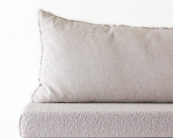 Long coussin lombaire en chanvre naturel et coton avec franges par LinenSpace