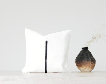 Wabi sabi pillow cover for decorative cushion, minimalist black and white sofa pillow case - Japanese style pillows - coussins noir et blanc
