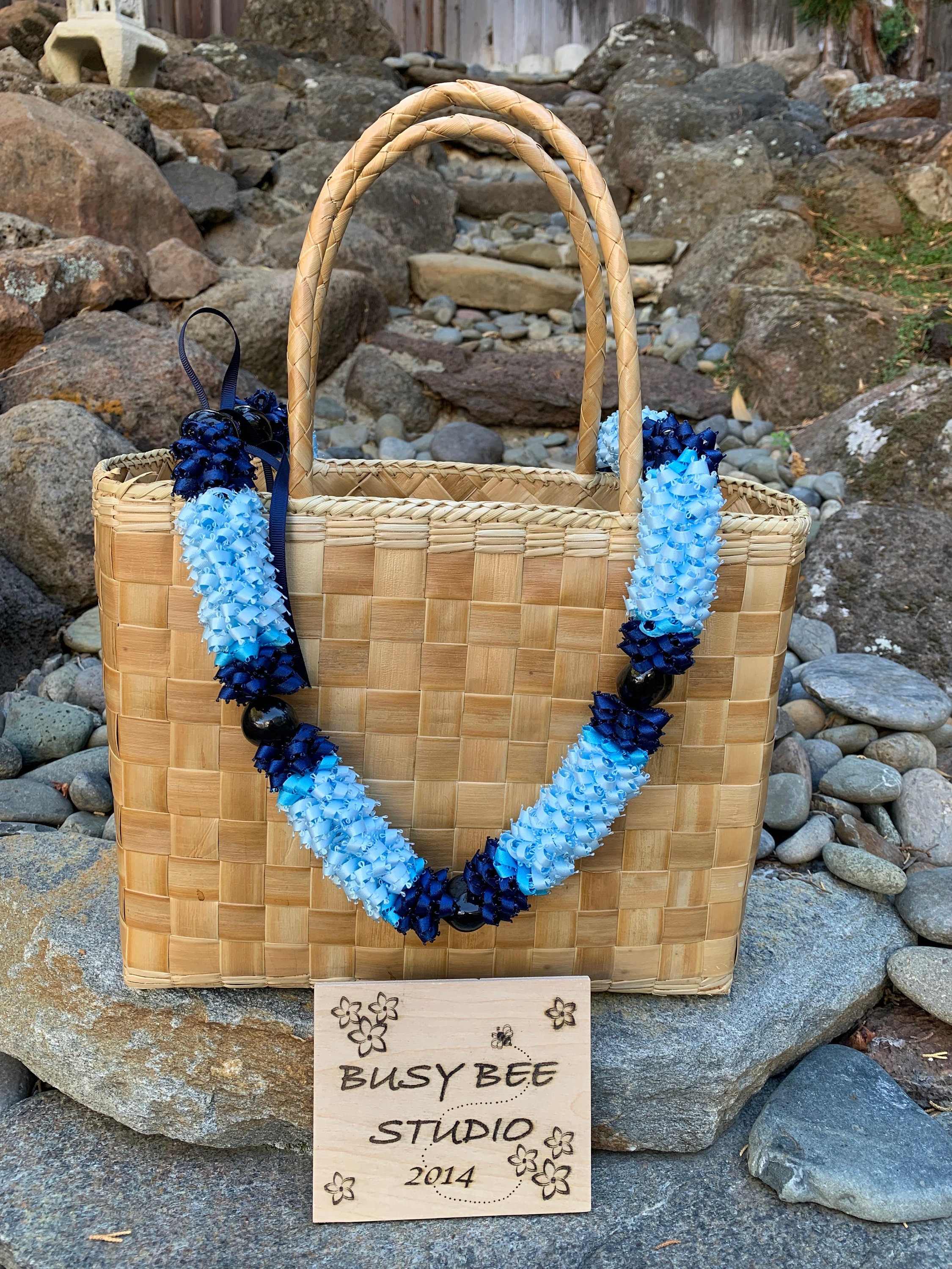 Pikake hawaïen bleu clair avec bordure bleue et collier ruban de noix de kukui (1 po. de large)