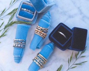 Muestras de terciopelo y grosgrain para combinar con el color de la caja del anillo.