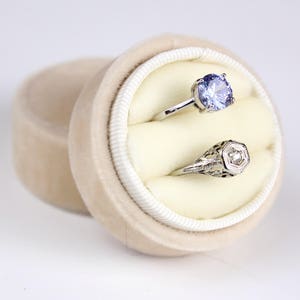 Boîte à bagues en velours dans une boîte circulaire en velours champagne pour les mariages, bijoux d’héritage, cadeaux, mariée, boîte à bagues circulaire double boîte