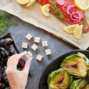 Gobelet de saison Foodie Dice® // Dés en bois gravés au laser pour des idées de cuisine // Cadeau de cuisine, cadeau pour gourmets, cadeaux pour elle image 3