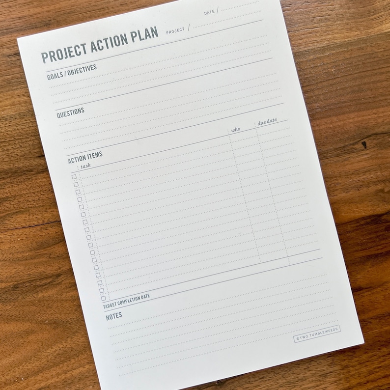 K&ouml;nnte beinhalten: Eine wei&szlig;e Projekt-Aktionsplan-Vorlage mit dem Titel "Projekt-Aktionsplan" oben. Die Vorlage enth&auml;lt Abschnitte f&uuml;r Ziele, Fragen, Aktionspunkte, das Zielerreichungsdatum und Notizen.
