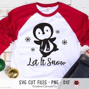 Let It Snow Penguin SVG PNG / Lindo pingüino bailando Clipart / Archivo de corte de vacaciones de invierno de Navidad / Diseño Cricut y DXF