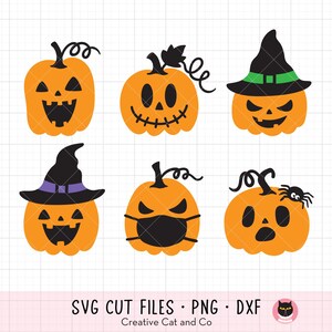 Op de afbeelding: Set van zes Halloween-pompoen SVG-snijbestanden. De pompoenen zijn oranje met zwarte gezichtskenmerken. Sommige pompoenen dragen hoeden, een masker of hebben een spin op de bovenkant. De tekst "SVG CUT FILES - PNG - DXF" staat onderaan de afbeelding.