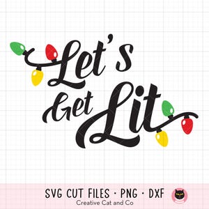 以下が含まれることがあります： Let's get lit 赤、緑、黄色のライトが付いたクリスマスライトのグラフィックデザインです。