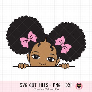 覗く黒いアフロガール SVG アフロパフヘアのかわいいアフリカ系アメリカ人の女の子 覗くピーカブー かわいい黒人の子供のクリップアート SVG Dxf PNG カットファイル