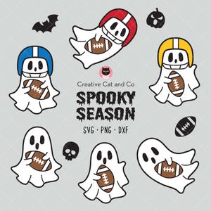 Puede incluir: Ilustración digital de fantasmas de dibujos animados sosteniendo balones de fútbol americano y usando cascos rojos, azules y amarillos. La frase "Spooky Season" se muestra en texto negro, junto con los indicadores de tipo de archivo SVG, PNG y DXF. También se incluye un murciélago, una calavera y una calabaza.