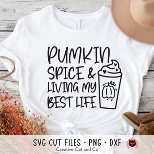 Citazione di Pumpkin Spice SVG PNG DXF / Design di maglietta autunnale Living My Best Life / File di taglio tipografico in bianco e nero con disegno di un simpatico caffellatte