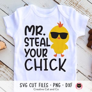 Op de afbeelding: Een witte baby romper met zwarte tekst die "Mr. Steal Your Chick" zegt en een geel kuiken met een zonnebril.