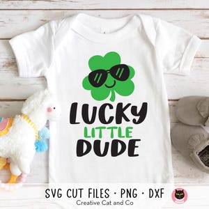 Lucky Little Dude St. Patrick's Day SVG, PNG-clipart, jongens T-shirtontwerp, coole klaver met zonnebril