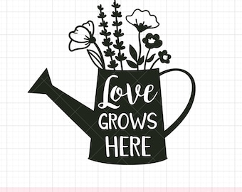 Miłość rośnie tutaj SVG PNG Ręcznie rysowana konewka z kwiatami Sylwetka ogrodnika Miłośnicy roślin Ogród kwiatowy Dom na farmie Clipart SVG Dxf Png