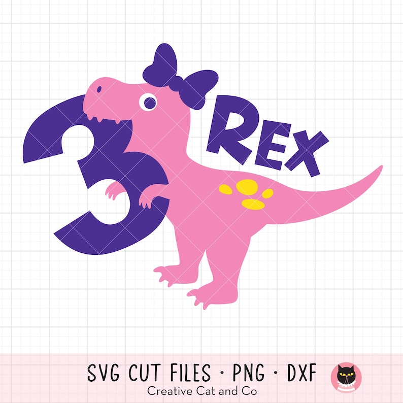 Pu&ograve; includere: Un dinosauro rosa con un fiocco viola che tiene un numero 3 viola. Il dinosauro ha macchie gialle e il testo "Rex" &egrave; scritto in viola sopra il dinosauro.
