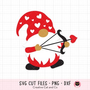 Puede incluir: Un gnomo rojo con barba blanca y un gorro rojo con corazones blancos sostiene un arco y una flecha negros con un corazón rojo en la flecha.