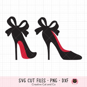 Könnte beinhalten: Zwei schwarze High-Heel-Schuhe mit roten Sohlen und einer Schleife auf jedem Schuh.