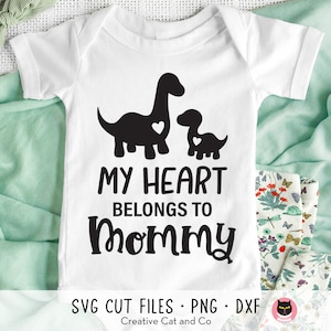 SVG PNG del Día de la Madre para niños, Mi corazón pertenece a mamá, Silueta de dinosaurio de mamá y bebé, Diseño de camiseta, Atuendo para bebé, Archivo recortado