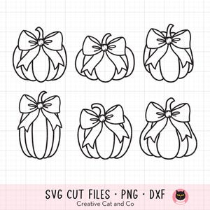 Pode incluir: Seis desenhos de abóboras a preto e branco com laços. As abóboras têm várias formas e tamanhos, com um caule e um laço grande no topo. O texto "SVG CUT FILES • PNG • DXF" e "Creative Cat and Co." está incluído.