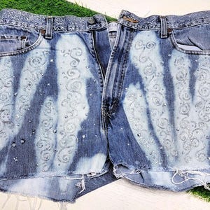 Pantalón corto Levi's 550, pintado a mano y desgastado - Talla 20 con filigrana. ¡ENVÍO GRATIS!