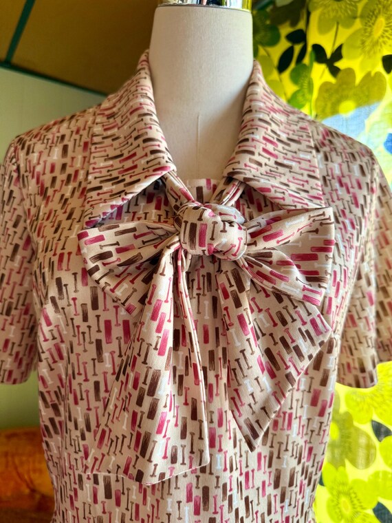 Vintage 70s Mod Novelty Print Pussybow Polyester … - image 5