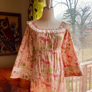 Vintage 70s Pink & Green Unicorn Flower Power Sun Novelty Print Nightgown Dress Teen/XXS Size / Vintage Novelty Unicorn Nightgown Dress image 3