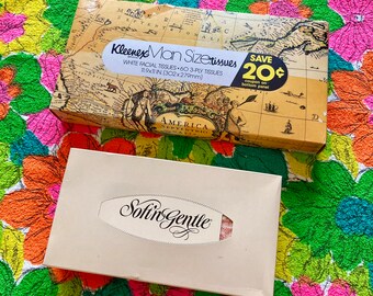Op de afbeelding: Twee dozen tissues, een met een kaartontwerp en de tekst "Kleenex Man Sizetissues" en "SAVE 20¢", en de andere met een witte achtergrond en de tekst "Soften Gentle".