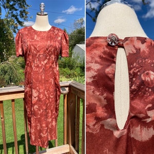 Vintage 70s Brown Floral Dress with Keyhole Back Closure / Vintage 70s Brown Semi Photo Real Dress / Vintage Brown Floral Dress XL/XXL