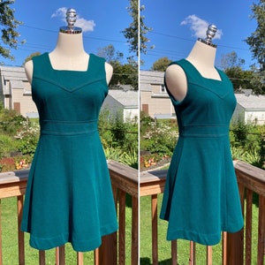 Vintage 70s Mod Green Polyester Mini Dress with Red Top Stitching / Vintage Mod Green Mini Dress / Vintage Mod Green Dress XS/S