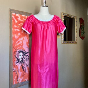 Vintage 70s Fuchsia Private Moments Nightgown / Vintage Fuchsia Nightgown / Vintage Bright Pink Nightie / Vintage Lingerie image 2
