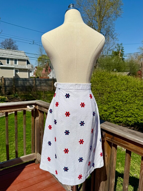Vintage 60s/70s Mod Flower Power Embroidered Daisy Skirt / Vintage Mod Embroidered Flower Skirt / Vintage Mod Flower Skirt View 5