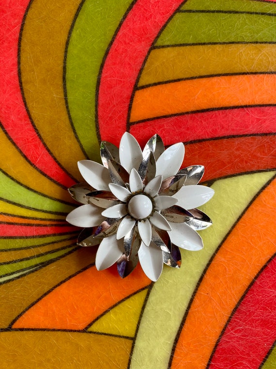 Large Vintage 60s Mod White & Silver Daisy Enamel 