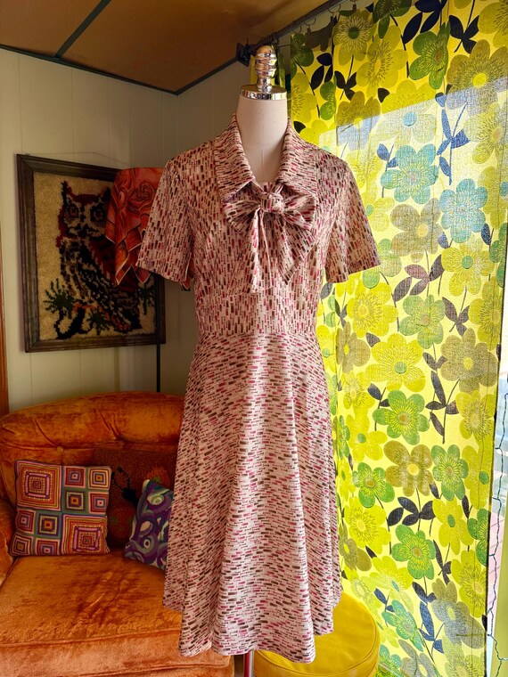 Vintage 70s Mod Novelty Print Pussybow Polyester … - image 2