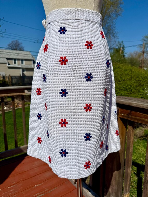 Vintage 60s/70s Mod Flower Power Embroidered Daisy Skirt / Vintage Mod Embroidered Flower Skirt / Vintage Mod Flower Skirt View 6